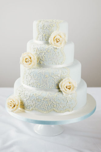 یک مدل کیک عروسی جدید با تزیین گل طبیعی بسیار شیک