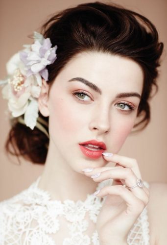 آرایش لایت برای عروس خانمهایی که پوست سفید و چشمان روشن دارند