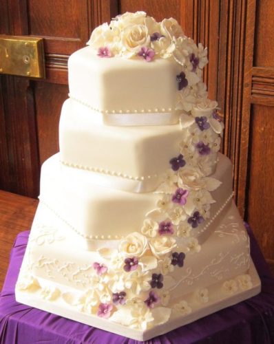کیک عروسی جدید با گل‌های برجسته طلایی مناسب برای جشن‌هایی با تم سفید و طلایی