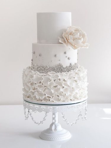 کیک عروسی جدید با طرح شش ضلعی و تزیین گل یک طرفه