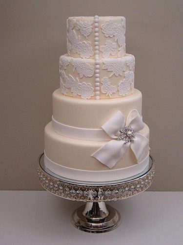 یک کیک زیبا با دیزاین دانتل