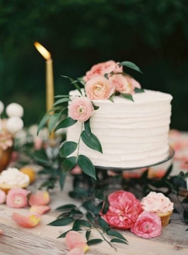 مدل کیک عروسی یک طبقه برای افرادی که جشن عروسی خود را ساده برگزار می‌کنند
