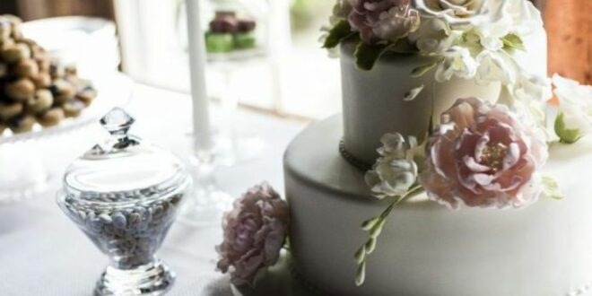 جدیدترین مدل‌های کیک عروسی دو طبقه که می‌توانید از ایده‌ی آن‌ها الهام بگیرید
