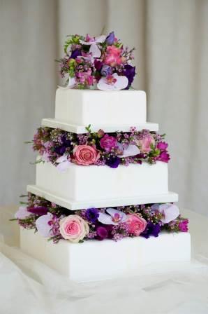 یک مدل کیک عروسی جدید با تزیین گل طبیعی بسیار شیک