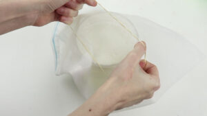 بستن پارچه پنیر به وسیله نوار پلاستیکی برای تخمیر